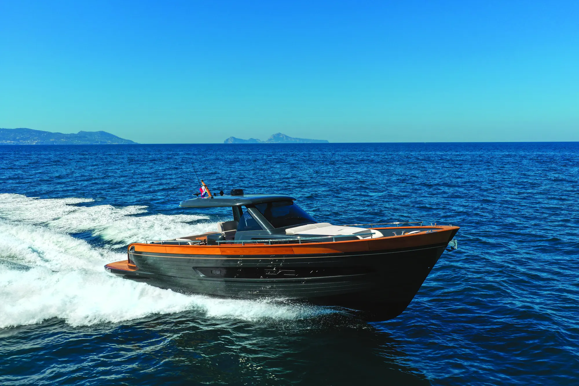 Rebeja in navigazione sul mare aperto vista di profilo